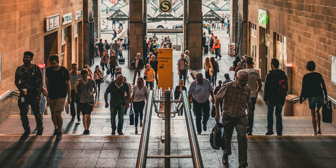 El futuro será humano, digital y plateado